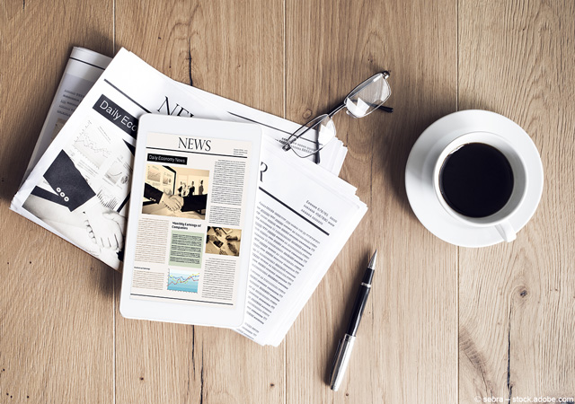 Newspaper with tablet on wooden table [© sebra – stock.adobe.com]